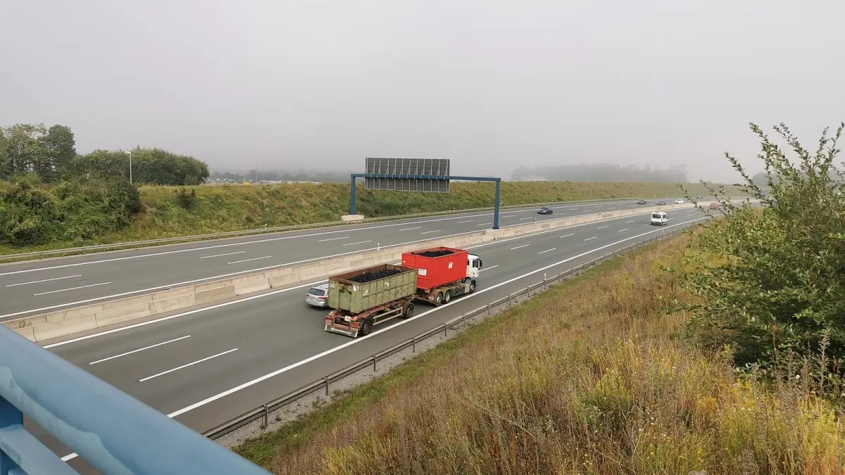 Bariera stalowa wzdłuż drogi ekspresowej
