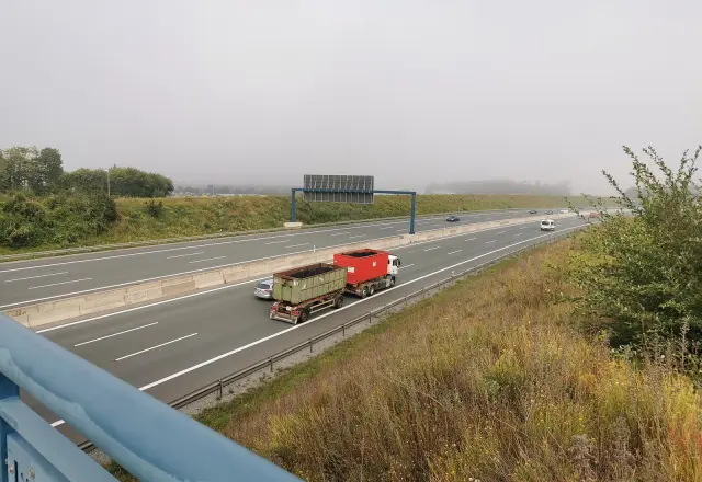Bariera stalowa wzdłuż drogi ekspresowej