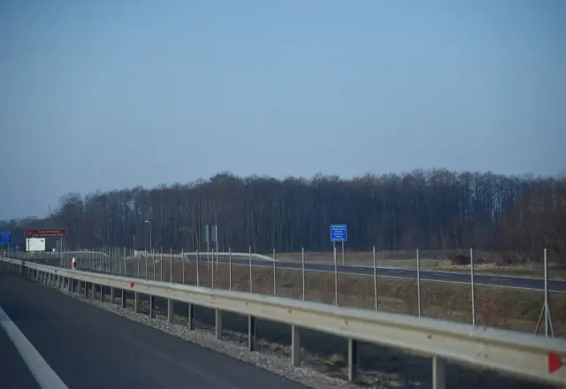 Bariera stalowa wzdłuż jezdni drogi ekspresowej