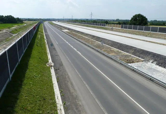 Droga z ekranem i barierą stalową