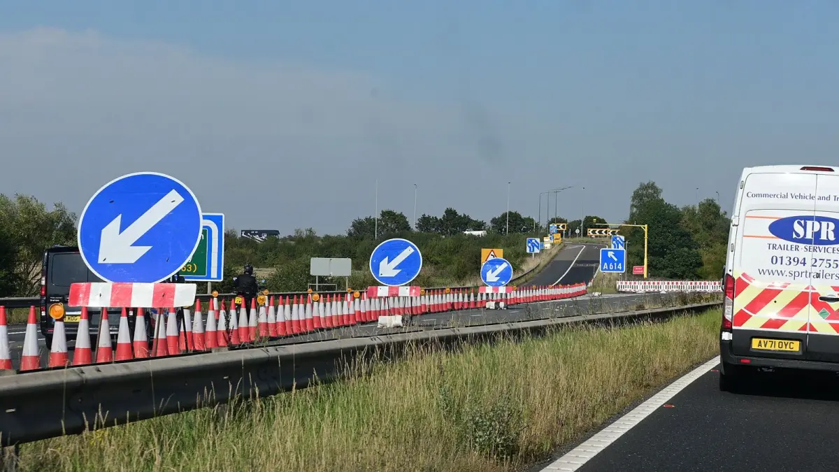 Stożki i tablice kierujące na autostradzie