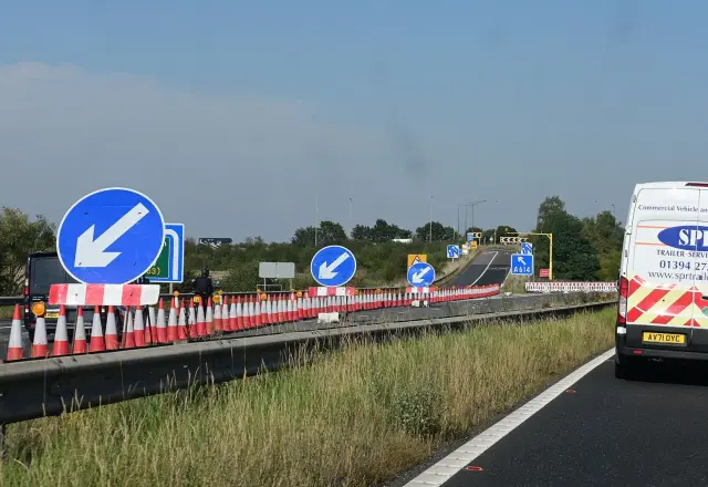 Stożki i tablice kierujące na autostradzie