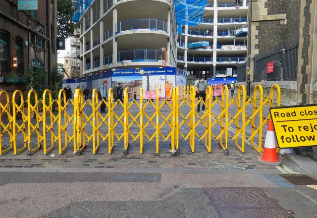 Żółta zapora składana na ulicy