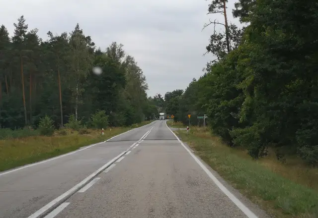 Linia osi i linie krawędziowe na drodze