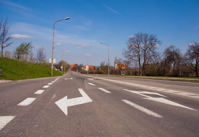 Strzałki i linie przerywane na jezdni