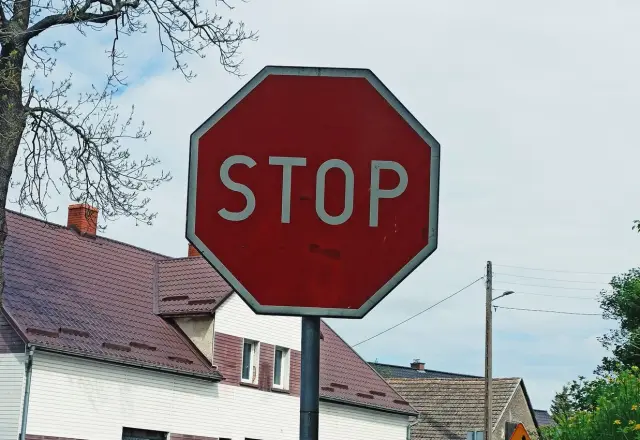 Znak STOP na słupku