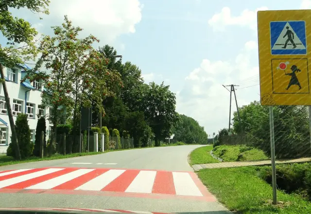 Znak przejścia dla pieszych z tarczą szkolną