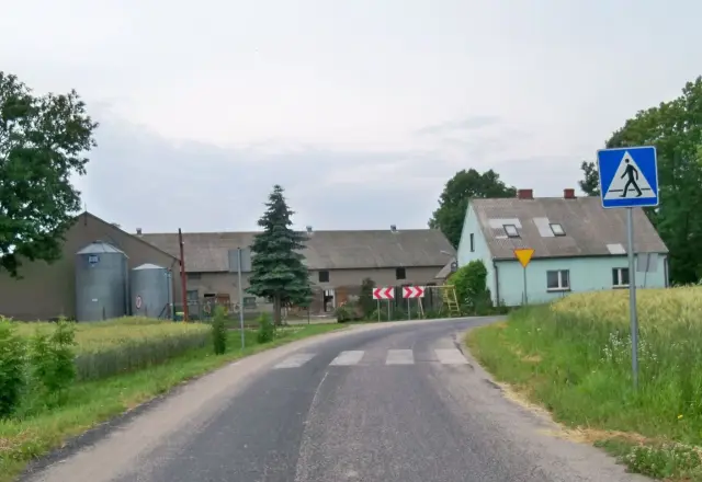Znak przejścia dla pieszych na drodze lokalnej